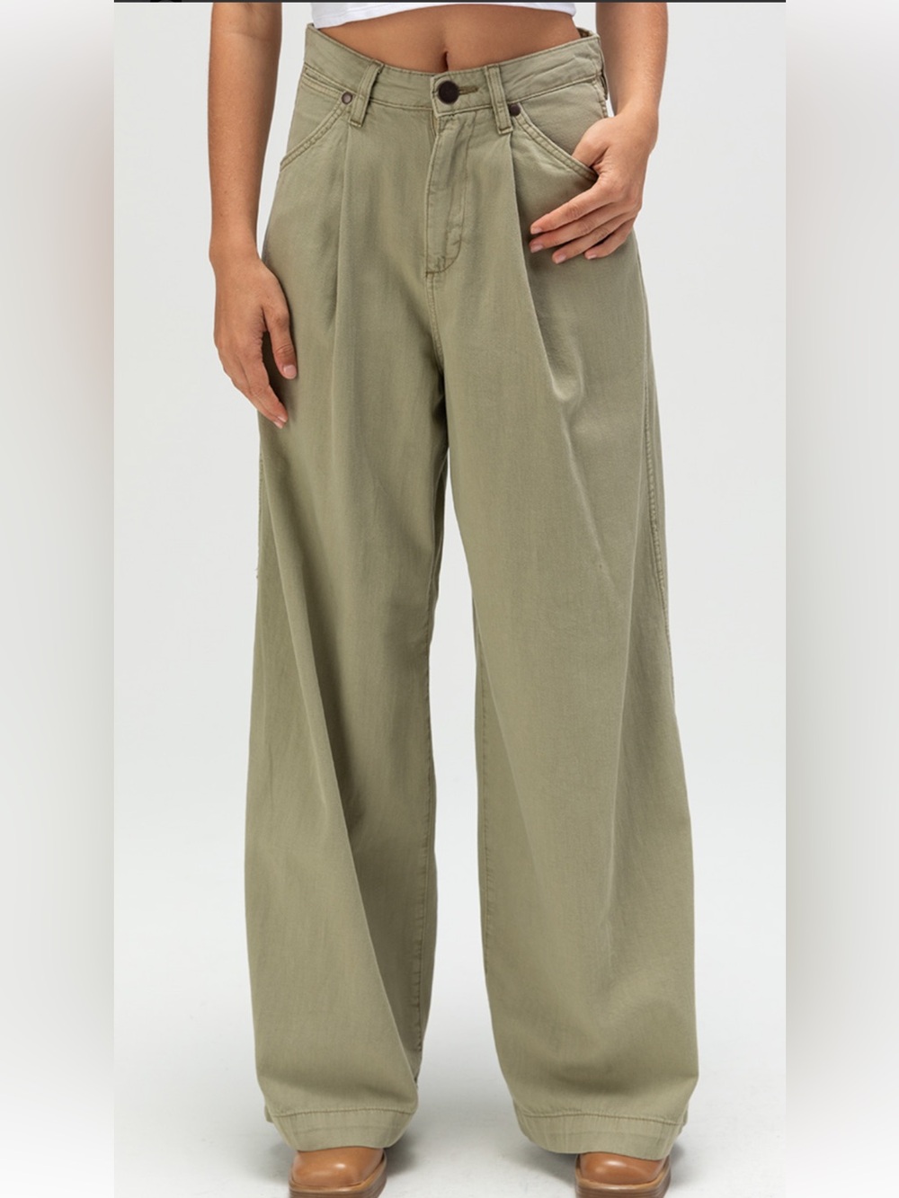Wrangler Wide Leg pleated Trousers High-Rise in Sage - Picture 2 of 14